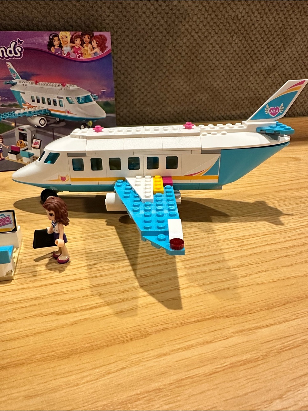 Lego Friends Private Jet 41100 in White, Teal & Pink - Picture 4 of 8